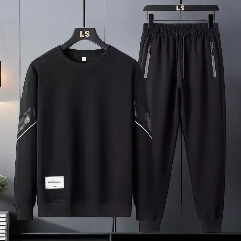 Спортивный мужской костюм