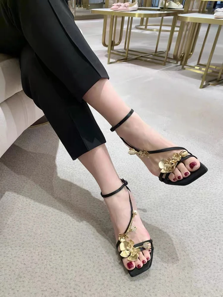 Новинка 2024 французская нишевая модель на тонких каблуках с золотистыми и