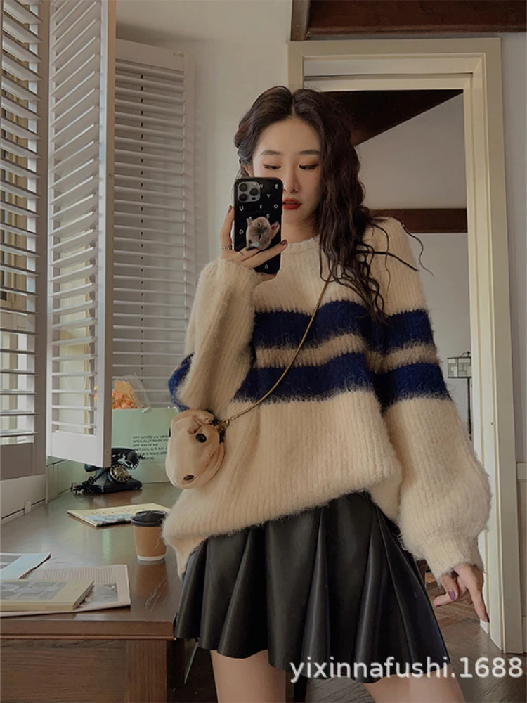 

Женский трикотажный свитер свободного покроя с длинным рукавом