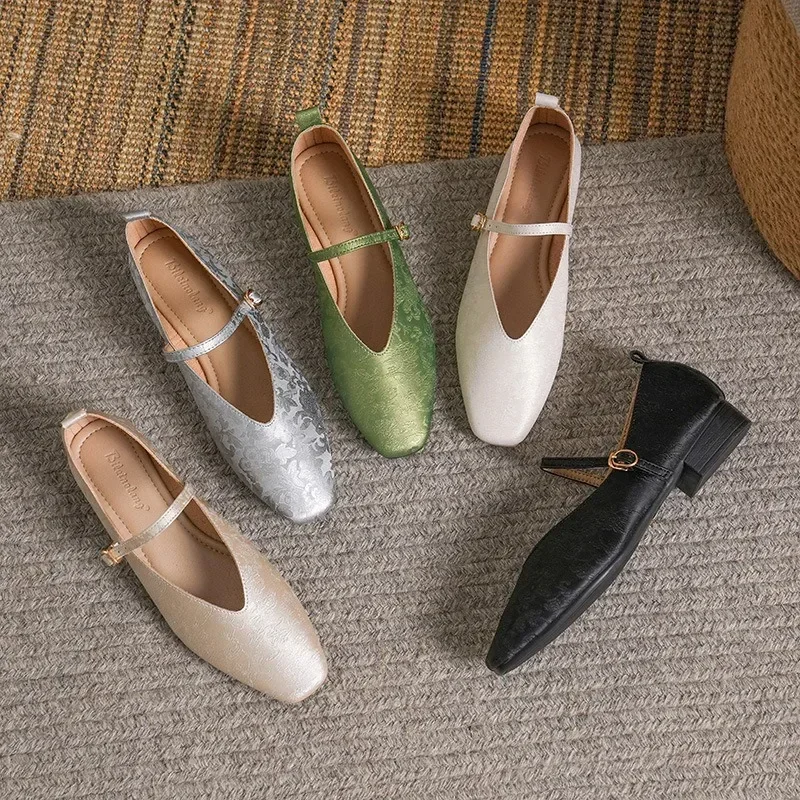 Элегантные текстурированные женские туфли на плоской подошве с квадратным