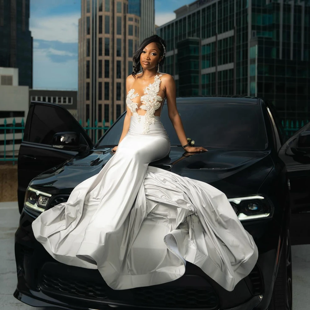 Женское атласное платье с аппликацией расшитое бисером без рукавов