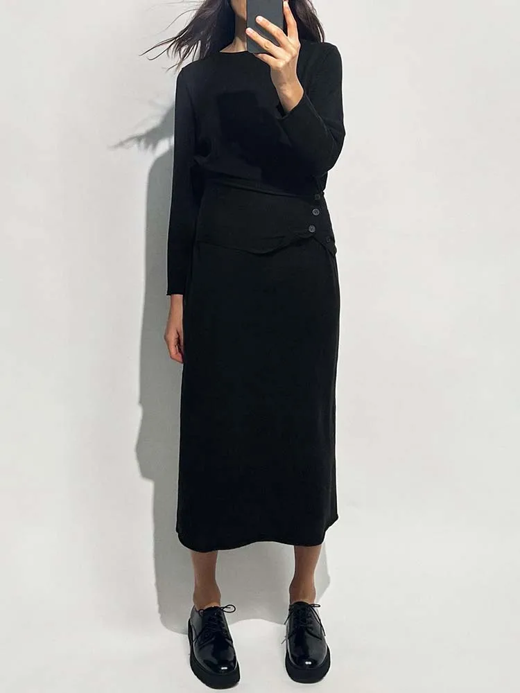 

Платье-миди женское трикотажное с круглым вырезом, длинным рукавом, поясом и пуговицами