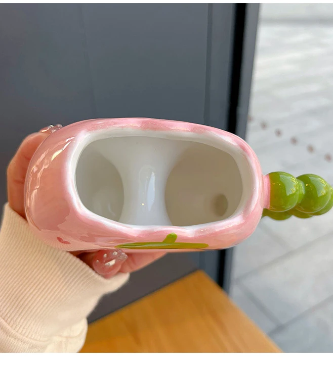 Керамическая кружка с клубничкой