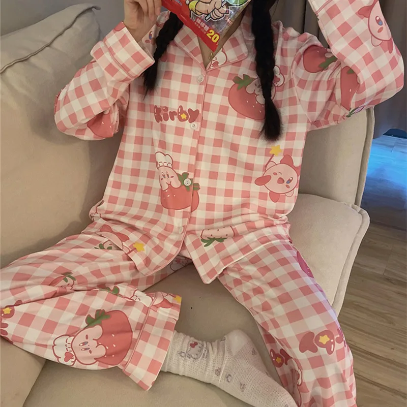 стильная модель в пижаме. ребенок одевает пижаму. пошив домашней одежды. одеть пижаму. одеть пижаму.