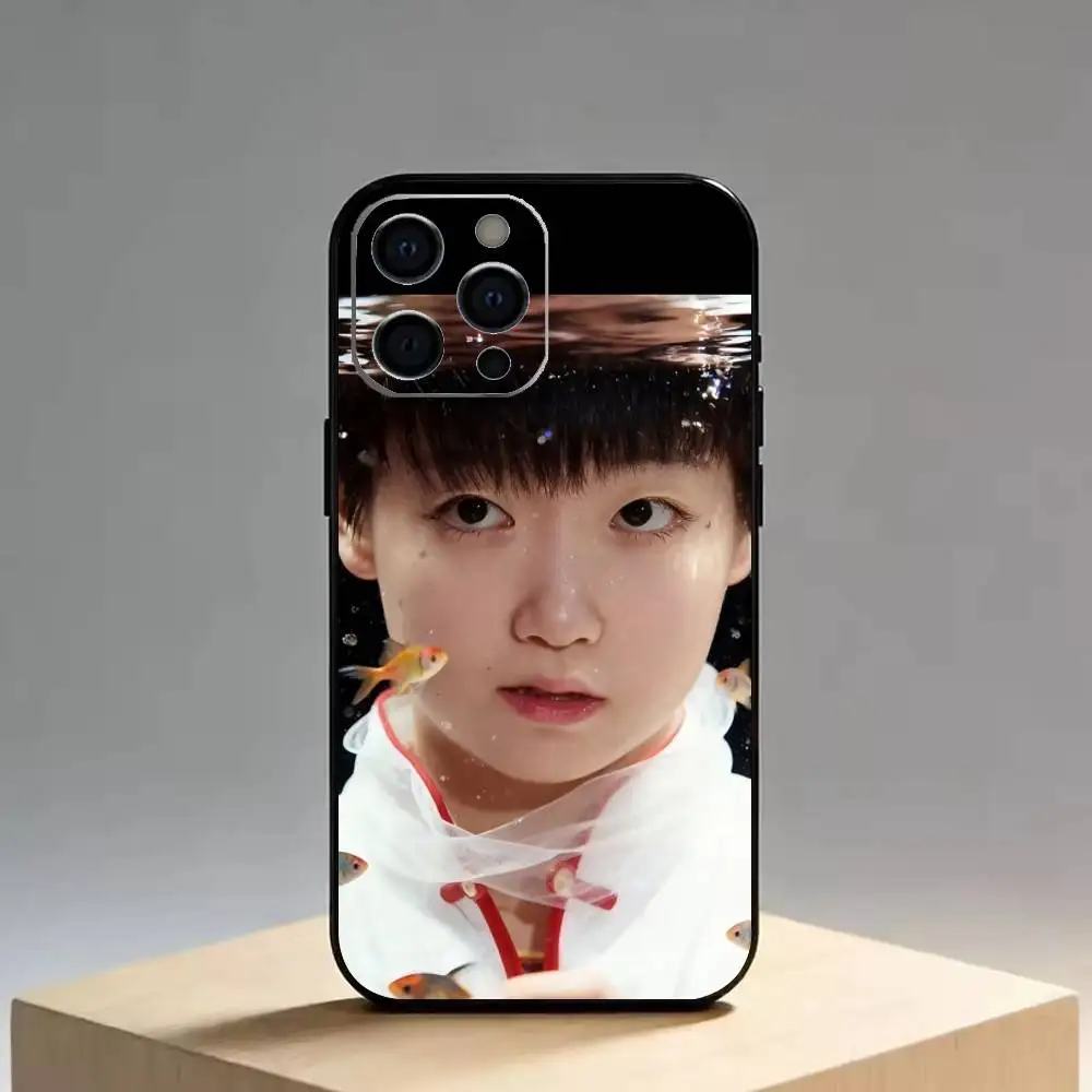 Фото Чехол для телефона Sun Yingsha (игрок в настольный теннис) для iPhone 17, 16, 15, 14, 13, 12, 11 Plus, Pro Max, XS, мягкий силиконовый, черный №3