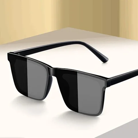 Солнцезащитные очки Ray-Ban черные пластиковые