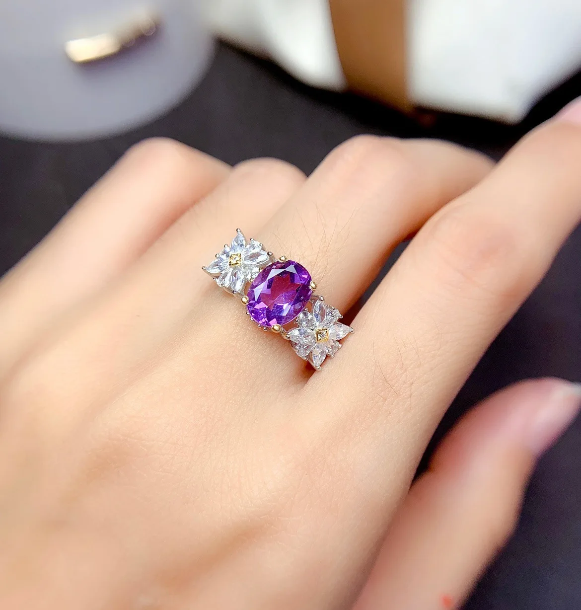 

Exquisite Side Daisy Flower Design Inlaid With Purple Crystal Rings For Women Silver Color Wedding Ring Party Christmas Gifts