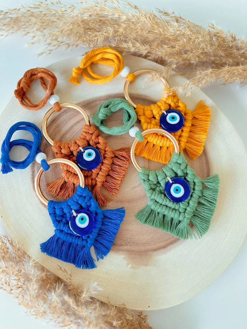 

Подвеска в виде глаза дьявола ручной работы из разноцветной хлопчатобумажной нити