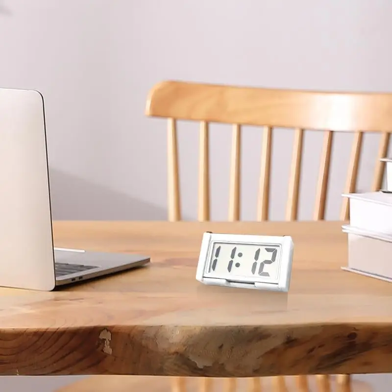 Устройство для отображения времени в салоне автомобиля часы с кнопкой и питанием