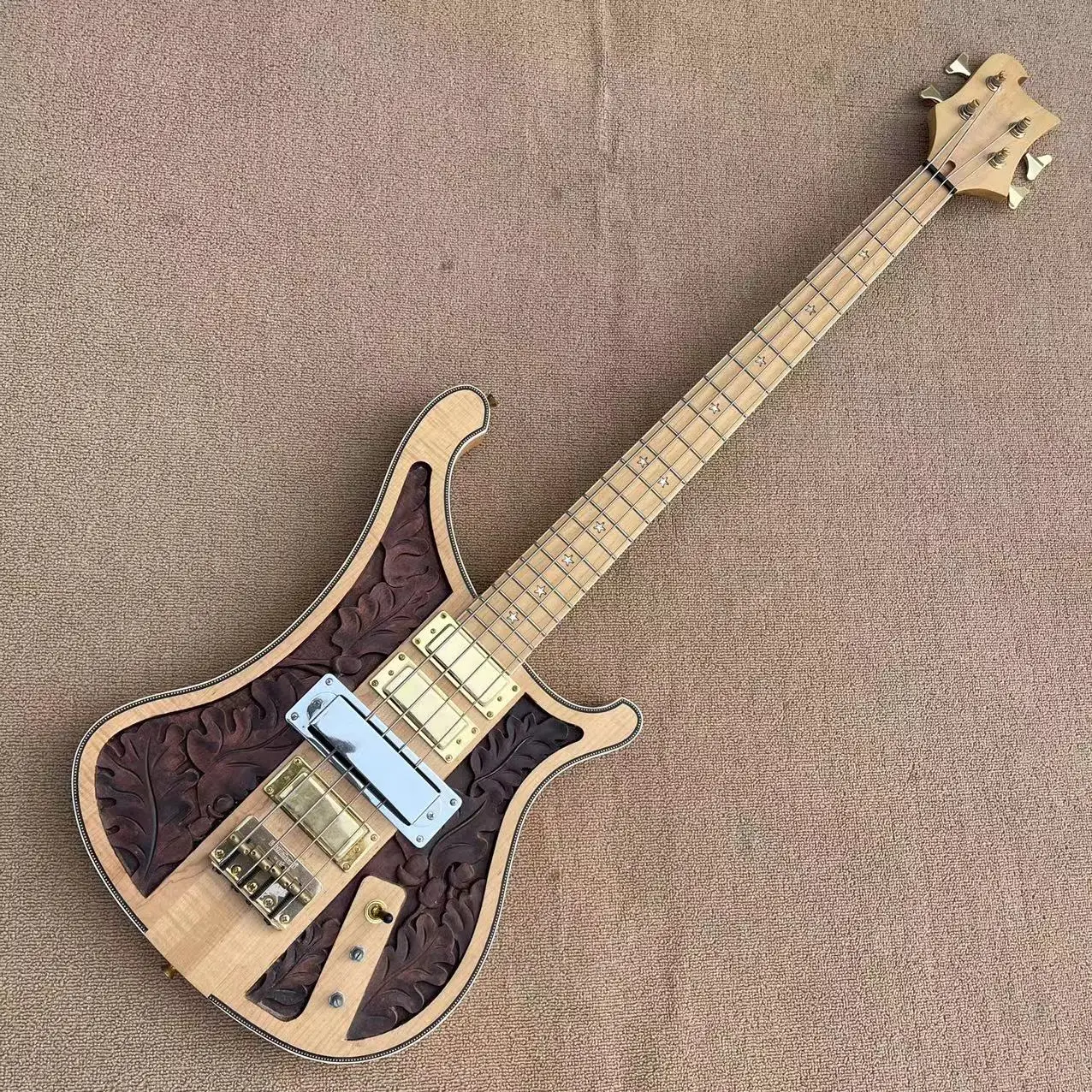 

Rickenbach 4-струнный электрический бас, кленовый резной корпус пианино, пятизвездочная инкрустация кленового грифа, четыре пикапа, стандартный аккорд p