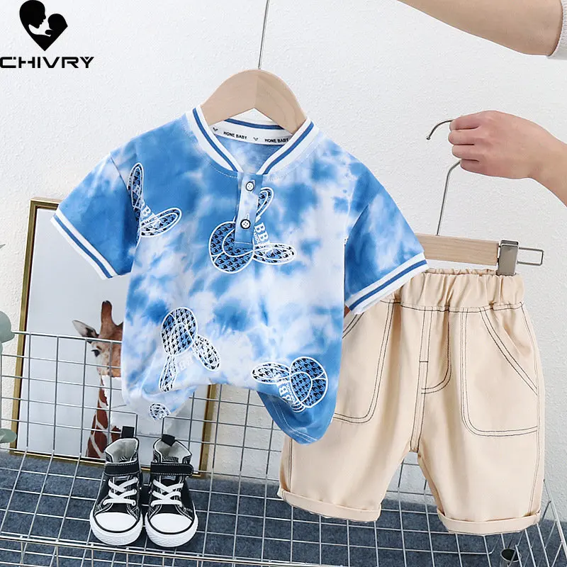 

Летняя одежда для мальчиков, новинка 2023, футболка с коротким рукавом и принтом кролика, топ с принтом галстука-бабочки и однотонные шорты, комплекты детской одежды