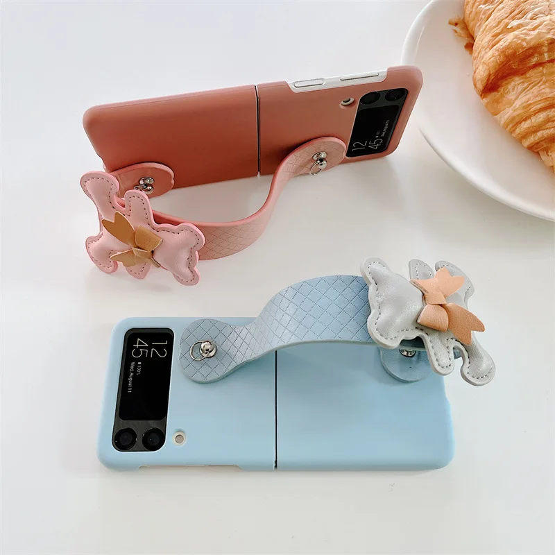 

PU Leather Bear Strap Phone Stand Case for Samsung Galaxy Z Flip 3 5G Hard PC Back Cover for ZFlip3 Cases Protective Shell