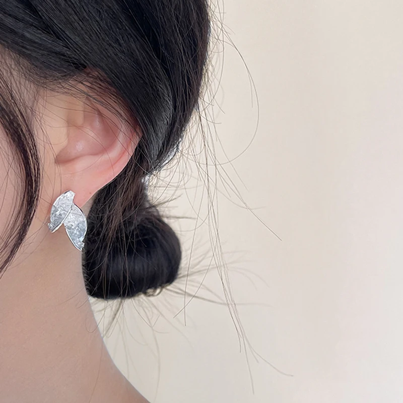 Женские серьги-подвески в виде листьев с кристаллами