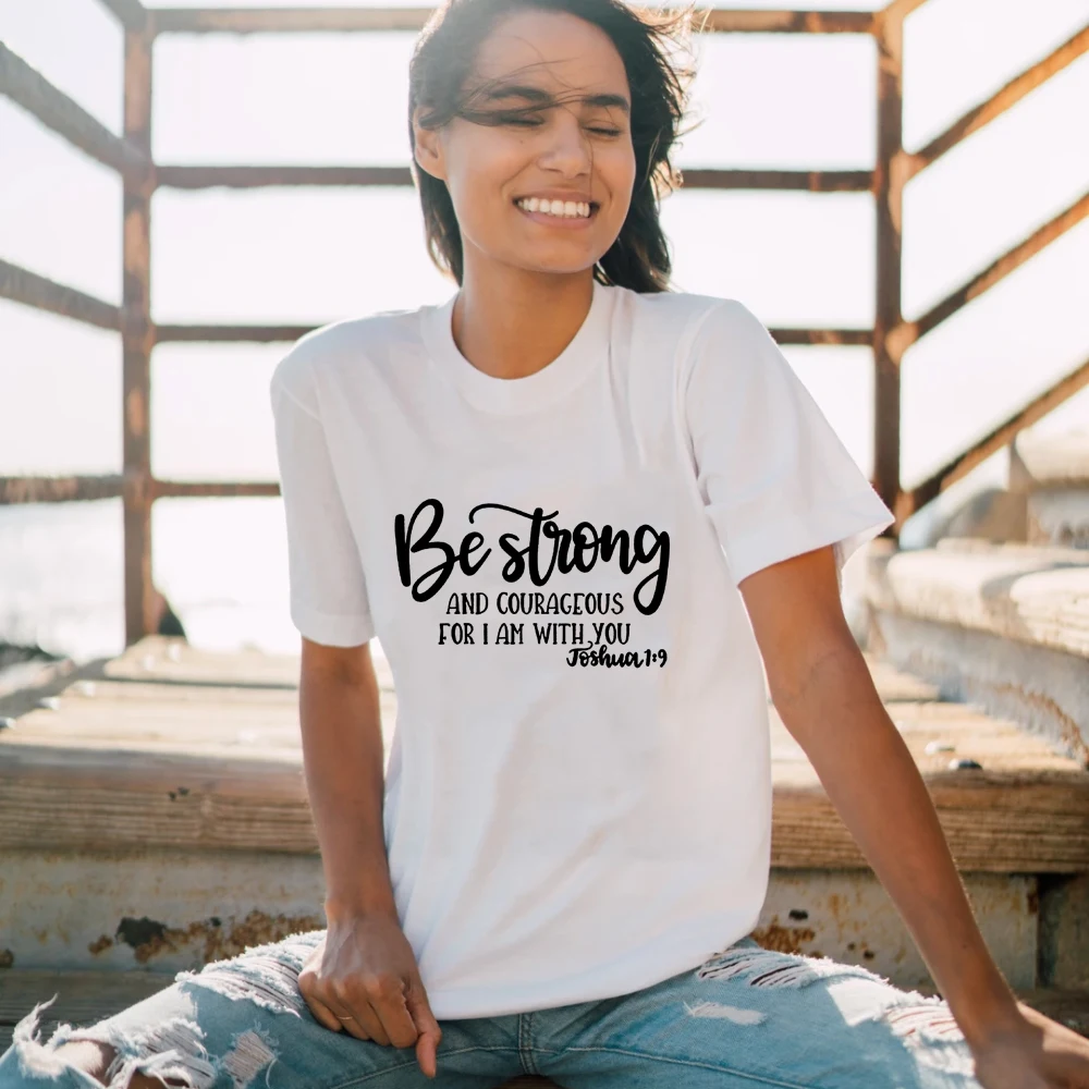 

Женская футболка с надписью «Be Strong and Brave»
