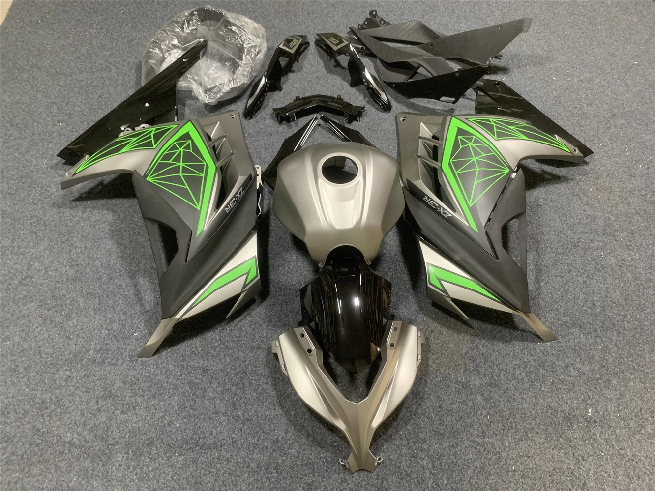 

Motorcycle Fairing Kit Suitable for Kawasaki Ninja 250 Ninja 300 13-17 Years EX250 EX300 2013 2014-2017 Fairing Green Gray