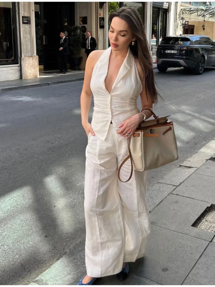 

Женский брючный костюм с V-образным вырезом и широкими штанинами