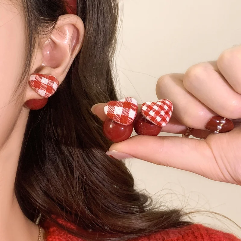 Красные серьги-гвоздики в клетку Любовь женские осенние и зимние темпераментные