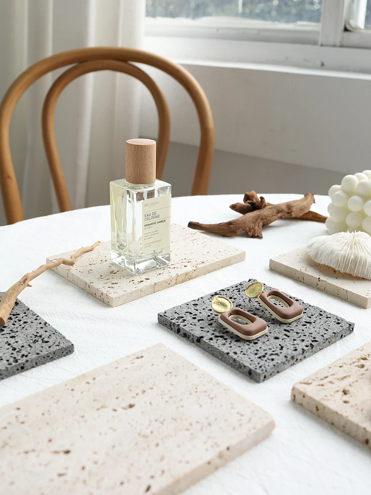 Ювелирные изделия из натурального камня с черными отверстиями реквизит для