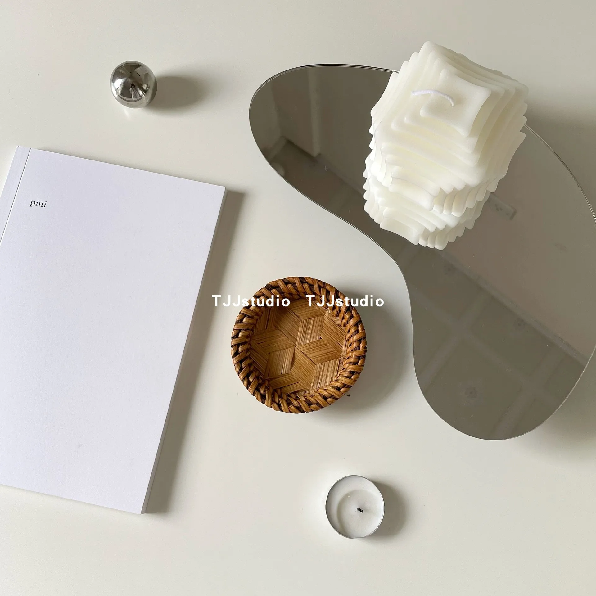 Акриловое зеркало-поднос неправильной геометрической формы стильное украшение