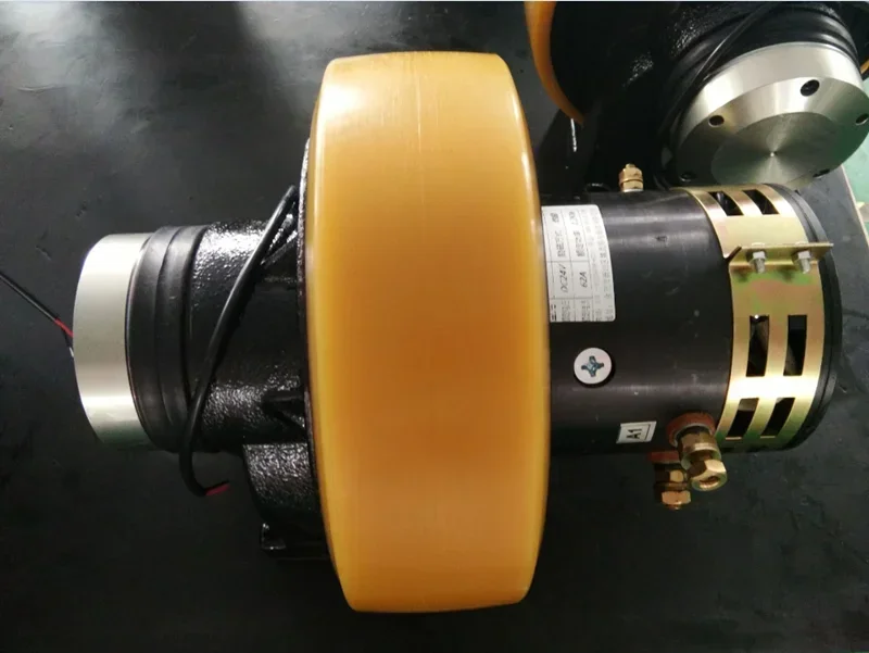 Горизонтальное ведущее колесо рулевого управления 24 В с рулевым двигателем