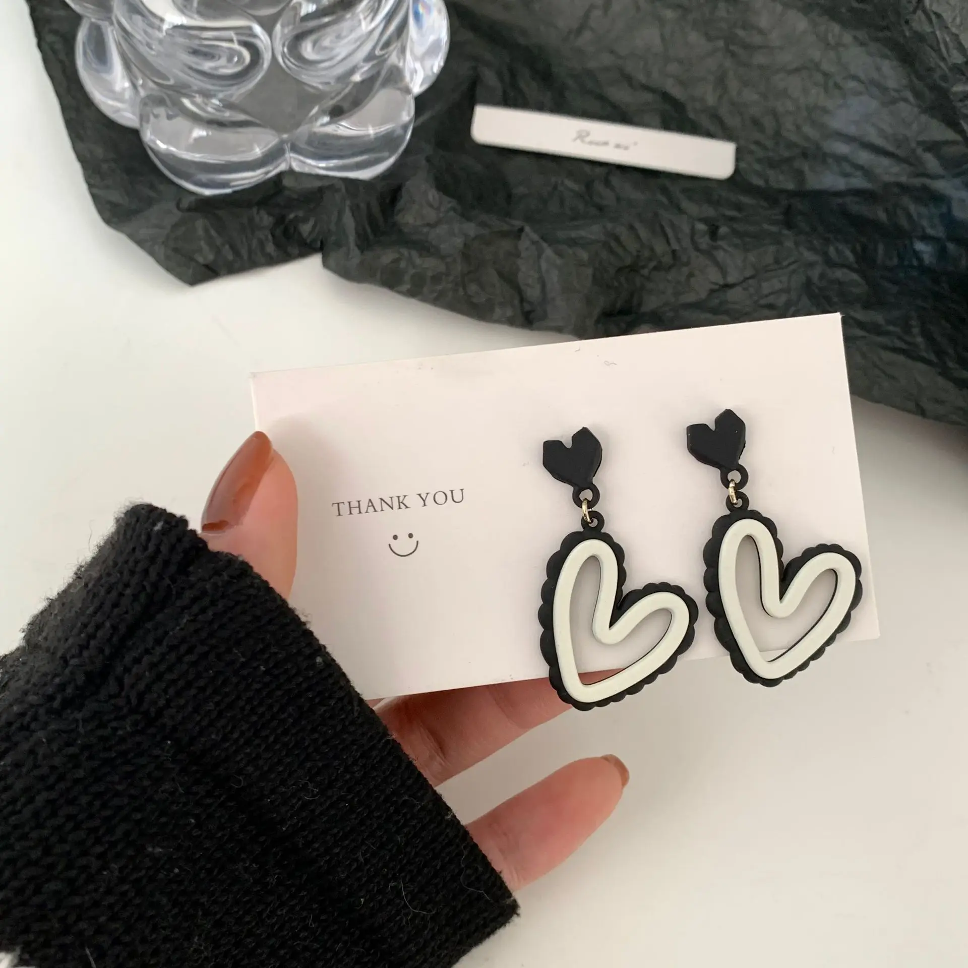 

Kiss Jewelry Korean Fashion Women Splicing White Black Color Heart Drop Earrings Sweet Hollow Heart Piercing Earring Brincos