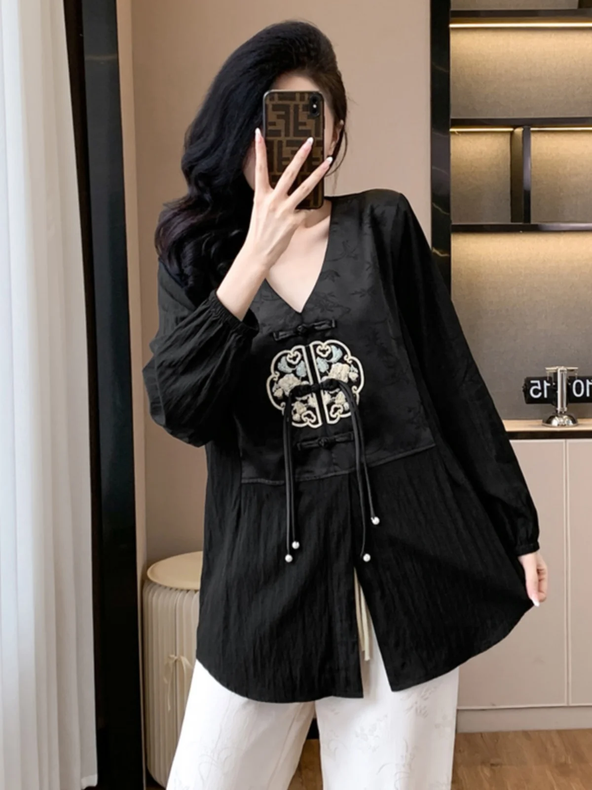 Высококачественные атласные черные рубашки с v-образным вырезом и длинными