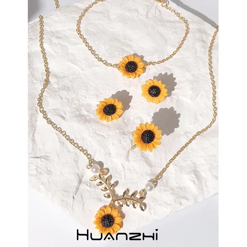 Комплект бижутерии из колье и серёг HuanZhi