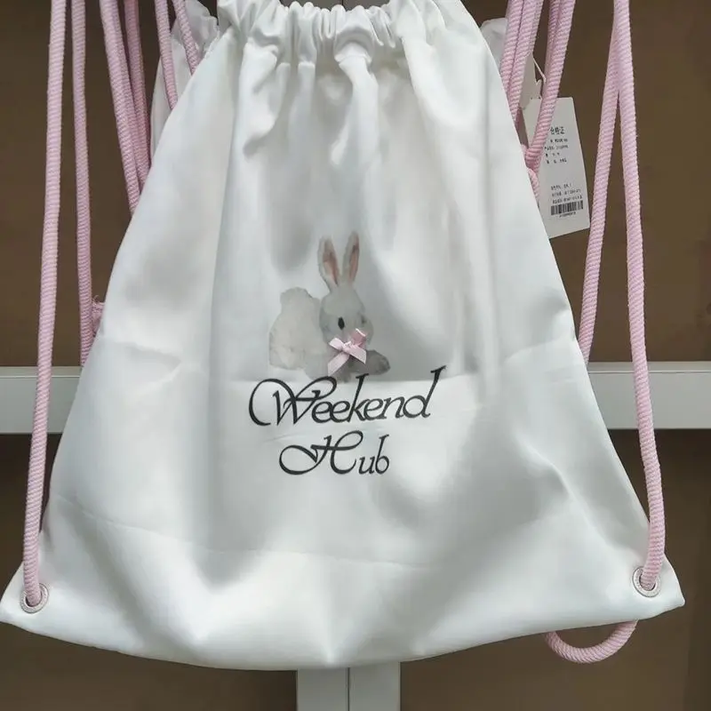 Вместительный рюкзак на шнурке с изображением милого кролика и цветов