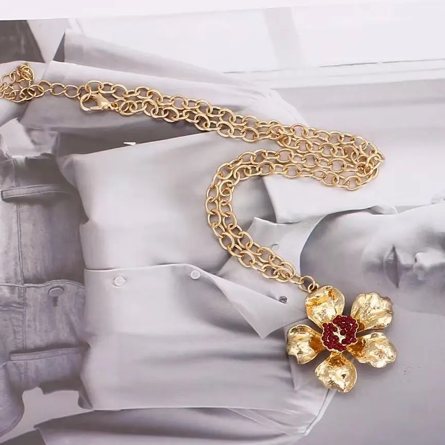 

Creative Golden Za Flower Pendant Necklace for Woman Party Casual Jewelry