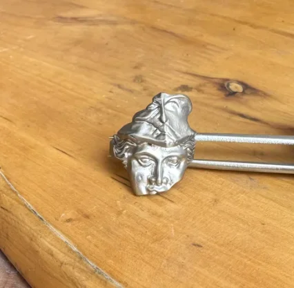 Готический эстетический стиль матовый серебряный цвет красивая статуя открытое