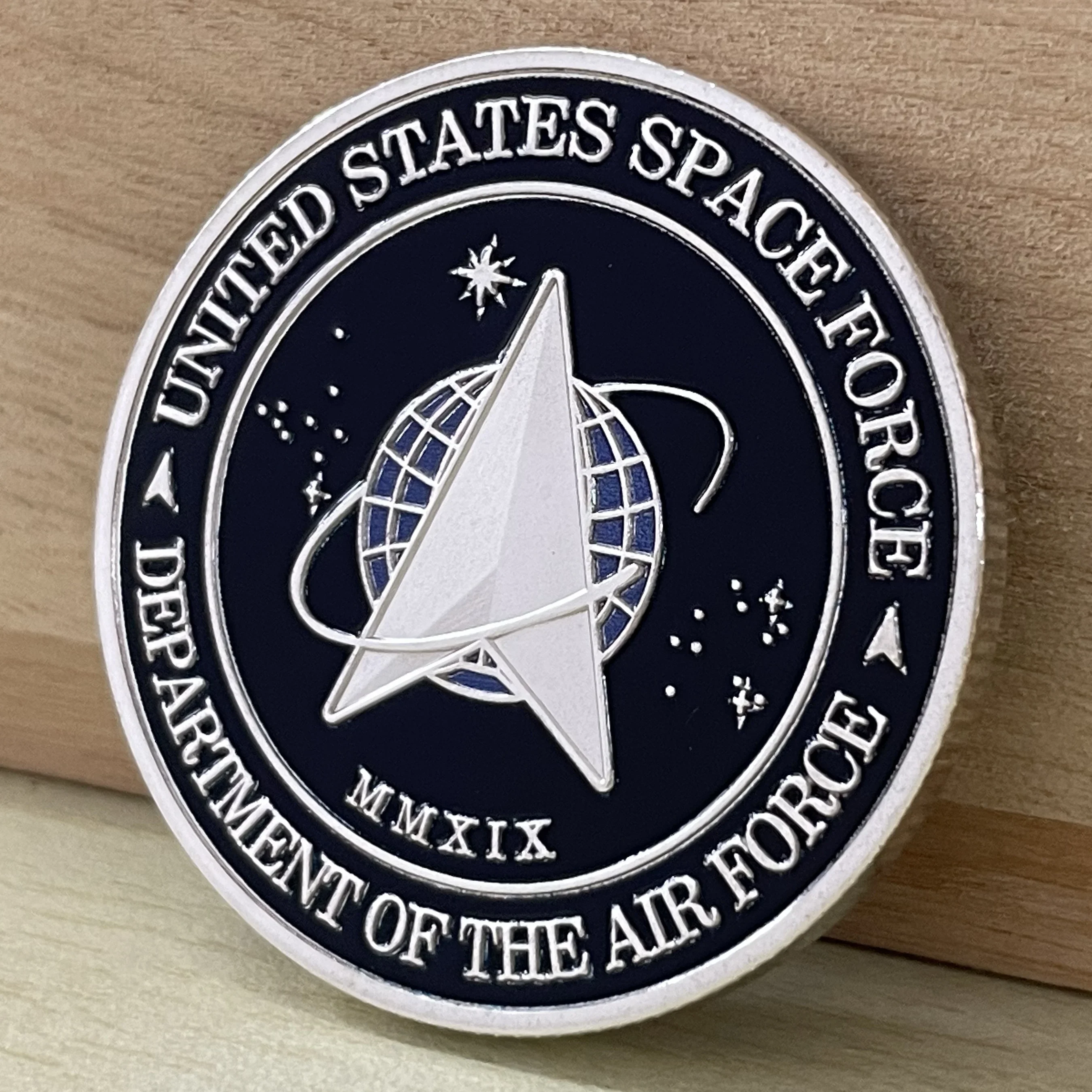 

Посеребренная памятная монета Космических сил США