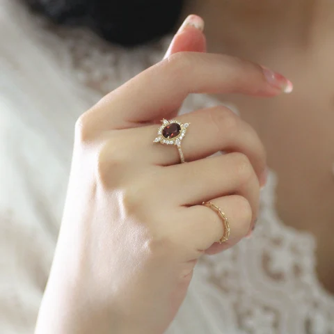 Женское кольцо из серебра 925 пробы с натуральным гранатом