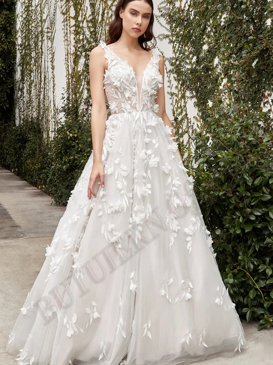 

Свадебное платье с V-образным вырезом, кружевом и открытой спиной