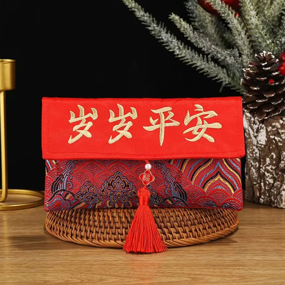 Красный бумажный конверт с узорами