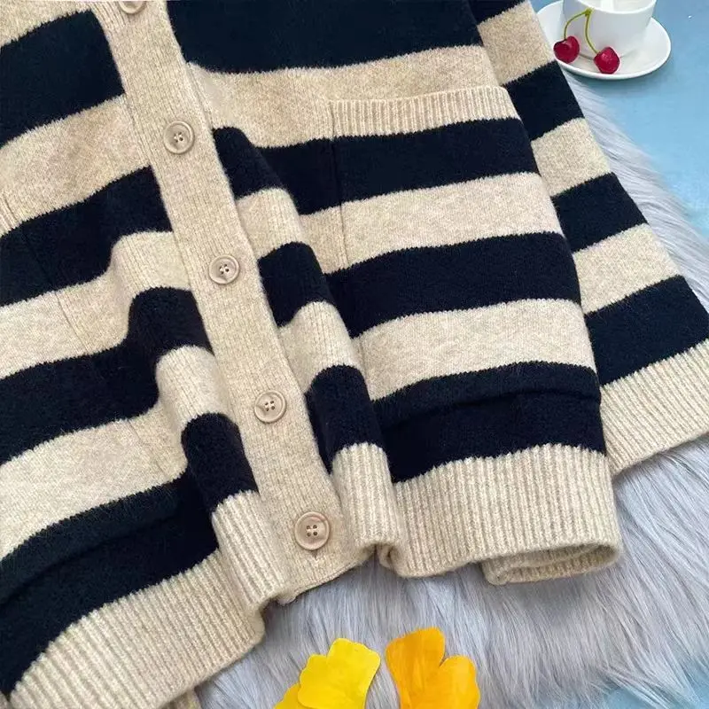 Женский осенне-зимний вязаный свитер в полоску