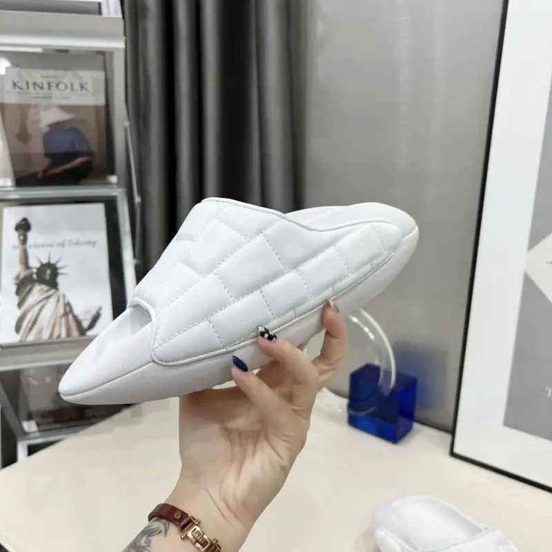 

Celebrities With The Same Slippers For Men And Women To Wear Outside The Feces Sense Airship Bread Thick Bottom Beach One Word
