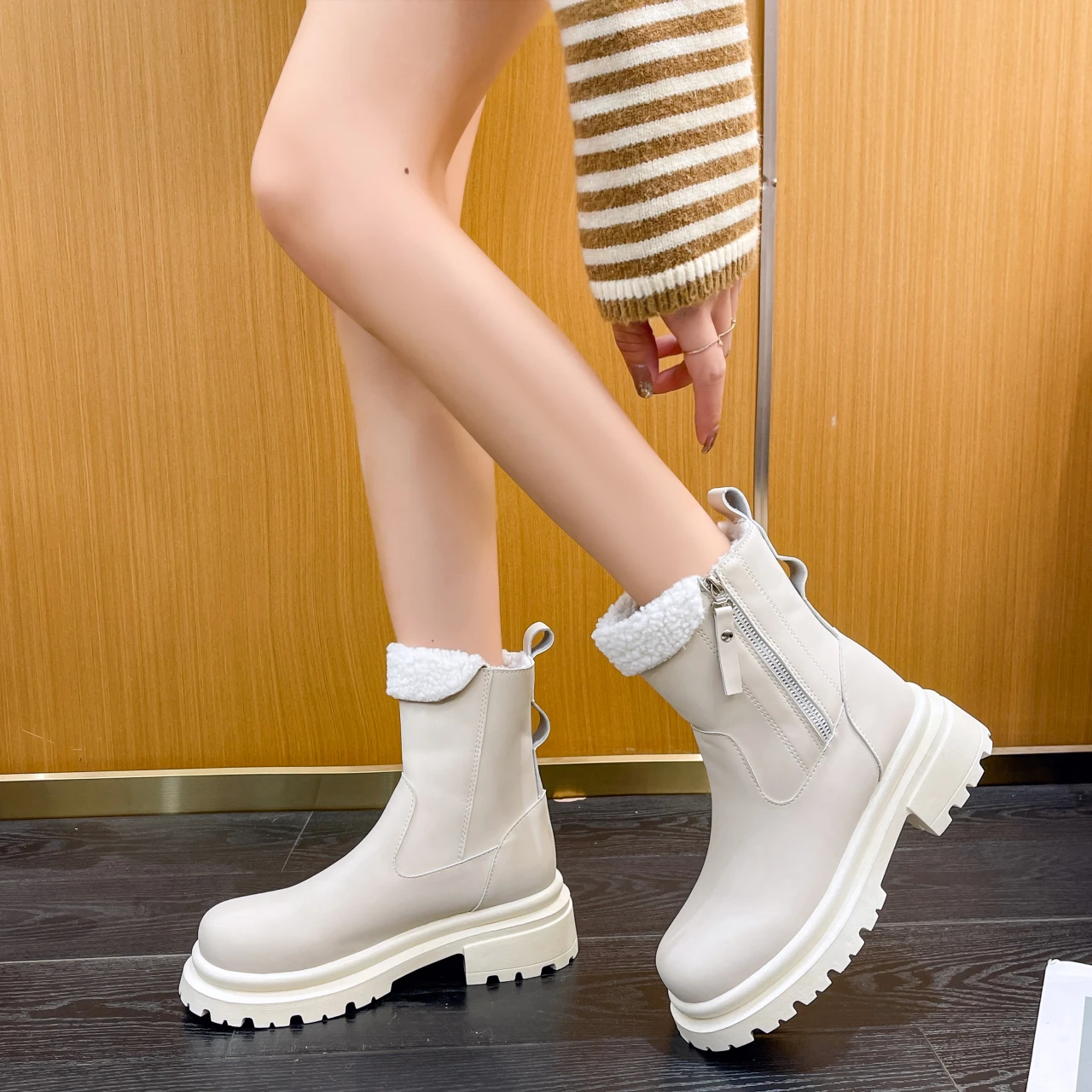 

Новинка 2022, зимние женские сапоги на меху, теплая плюшевая обувь на платформе, модные сапоги на массивном каблуке для девушек в колледже, бое...