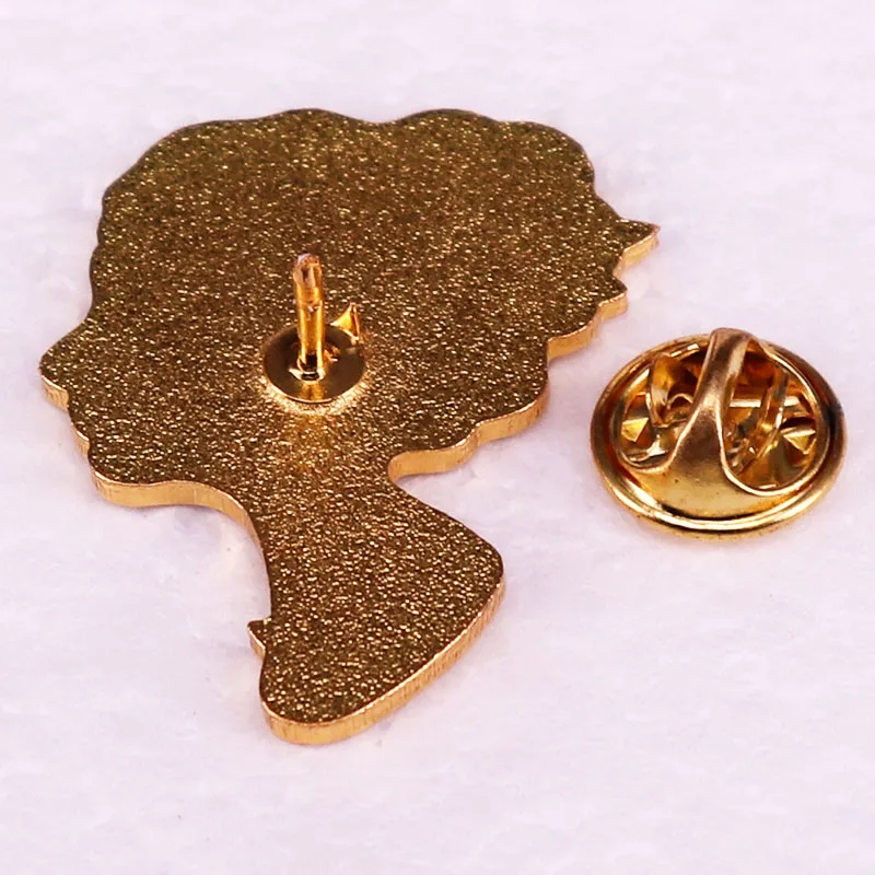 Она очень любит книги и она превратила ее значок мозга эмалированная булавка Louisa