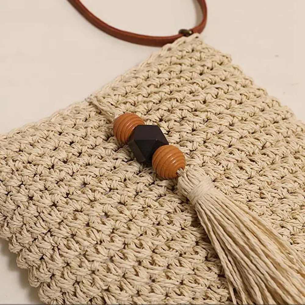 Простая сумка из искусственной кожи рафии с кисточками деревянного бисера