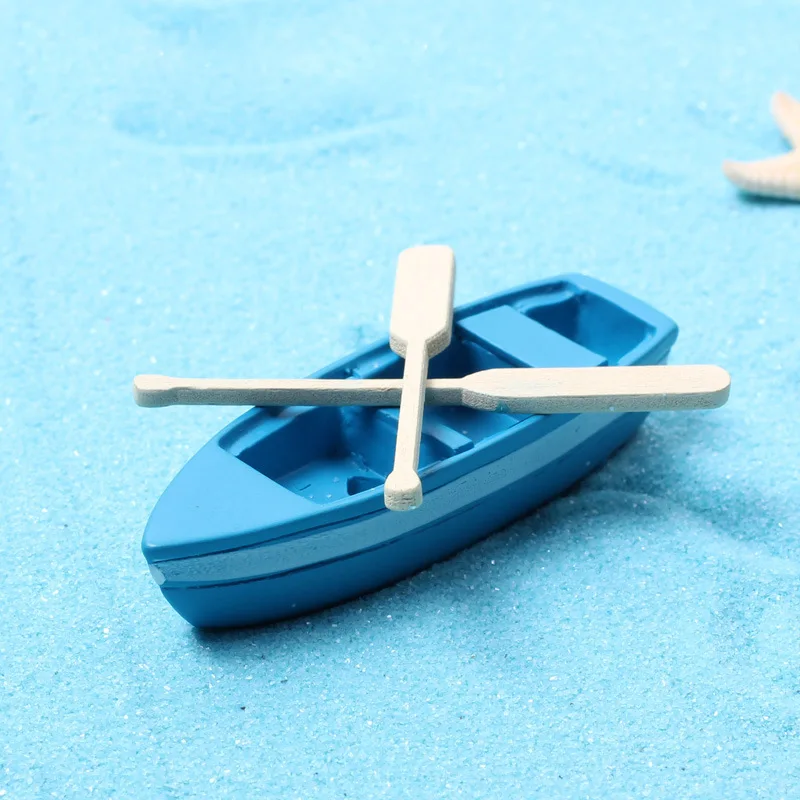 

Миниатюрная лодка из смолы и деревянные весла lrdoelk