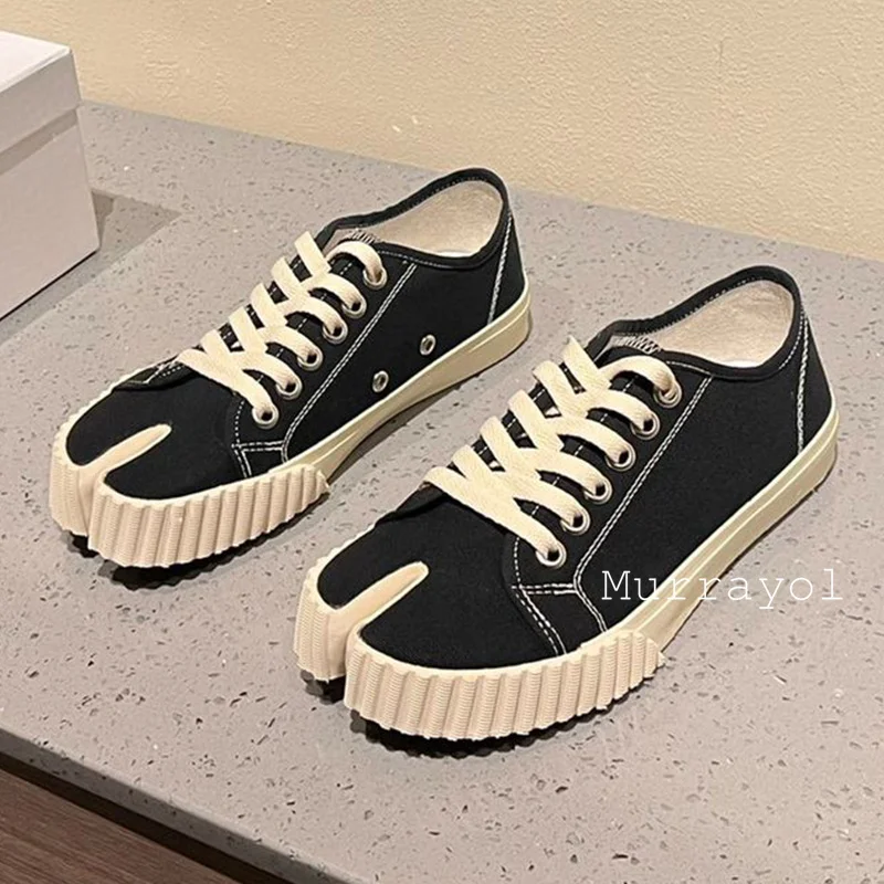 Новые парусиновые туфли на плоской подошве с круглым носком и разрезом шнуровке