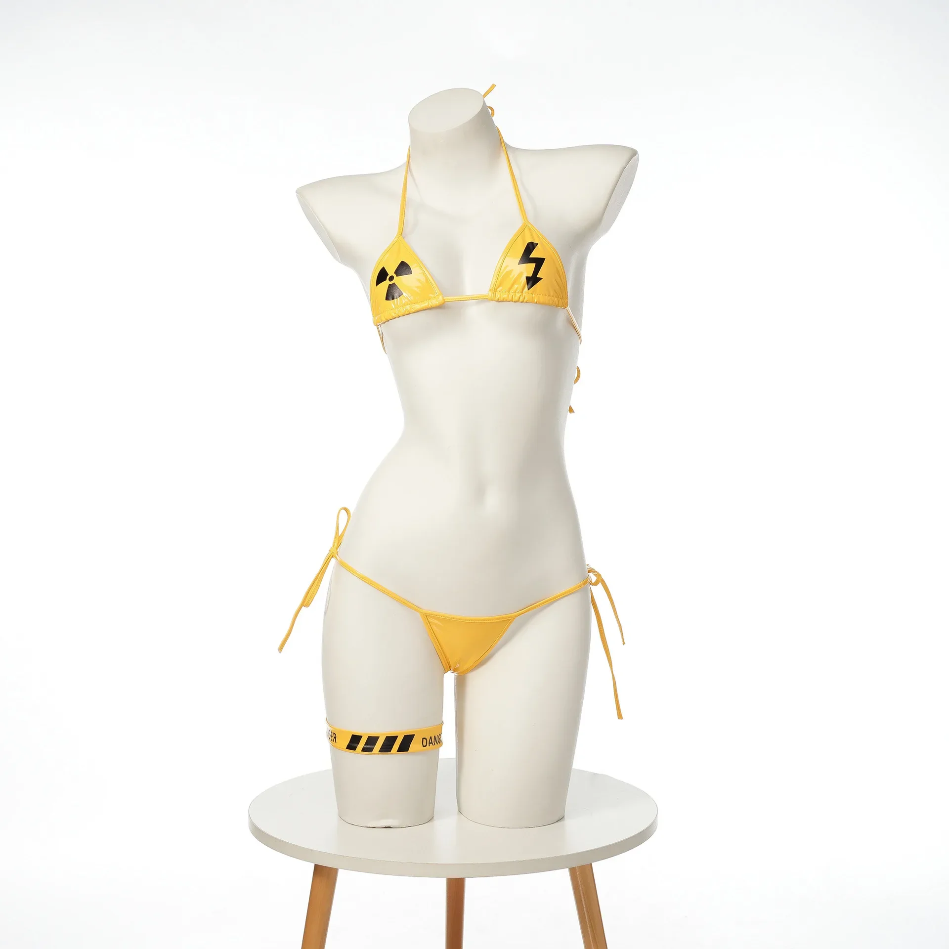 Мини-бикини из кожи в стиле кибер с открытой спиной