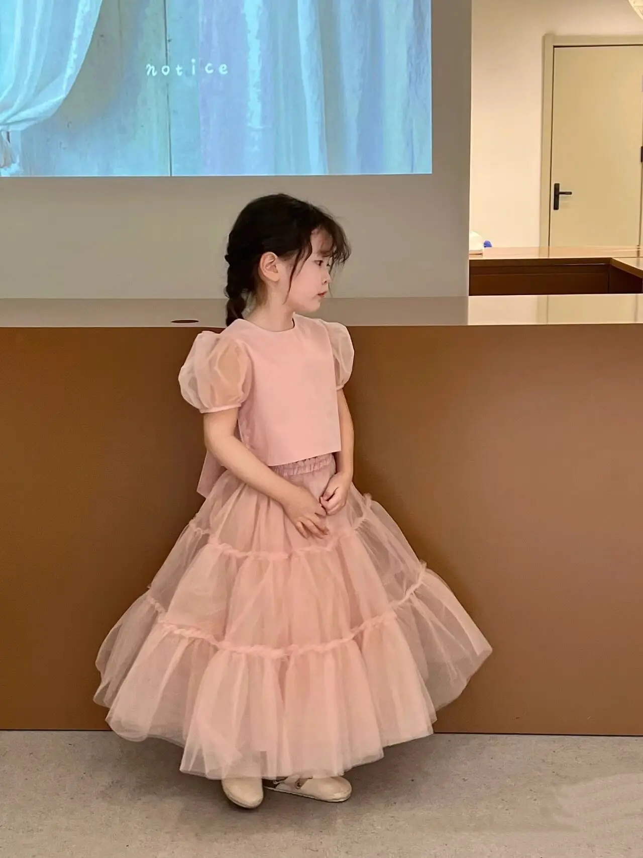 

Новинка лета 2023, модная детская одежда, корейский топ с пышными рукавами и юбка с бантом, эксклюзивная одежда из двух предметов, простой стиль