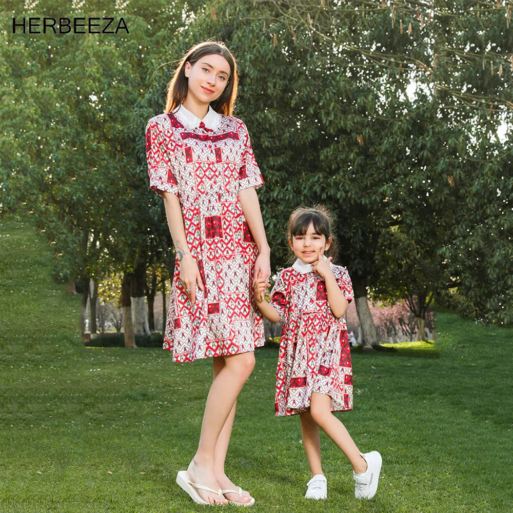 

Летние Семейные комплекты; Платье для мамы и дочки; Красное платье в стиле бохо с цветочным рисунком; Одинаковые комплекты для семьи; Одежда для мамы и дочки