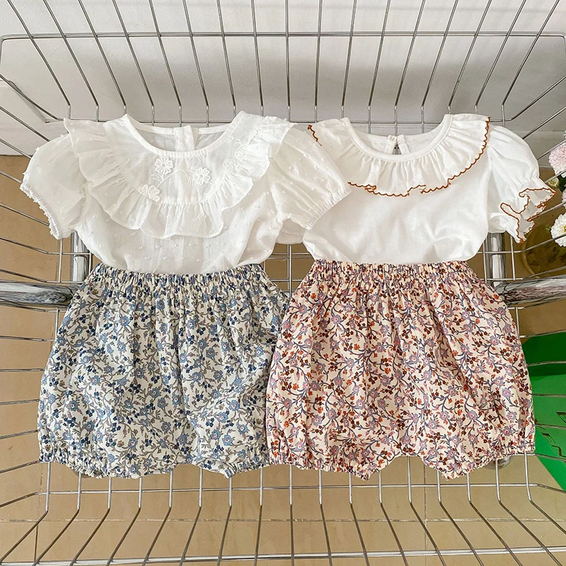 

Детский комплект из футболки с коротким рукавом и шортов с принтом