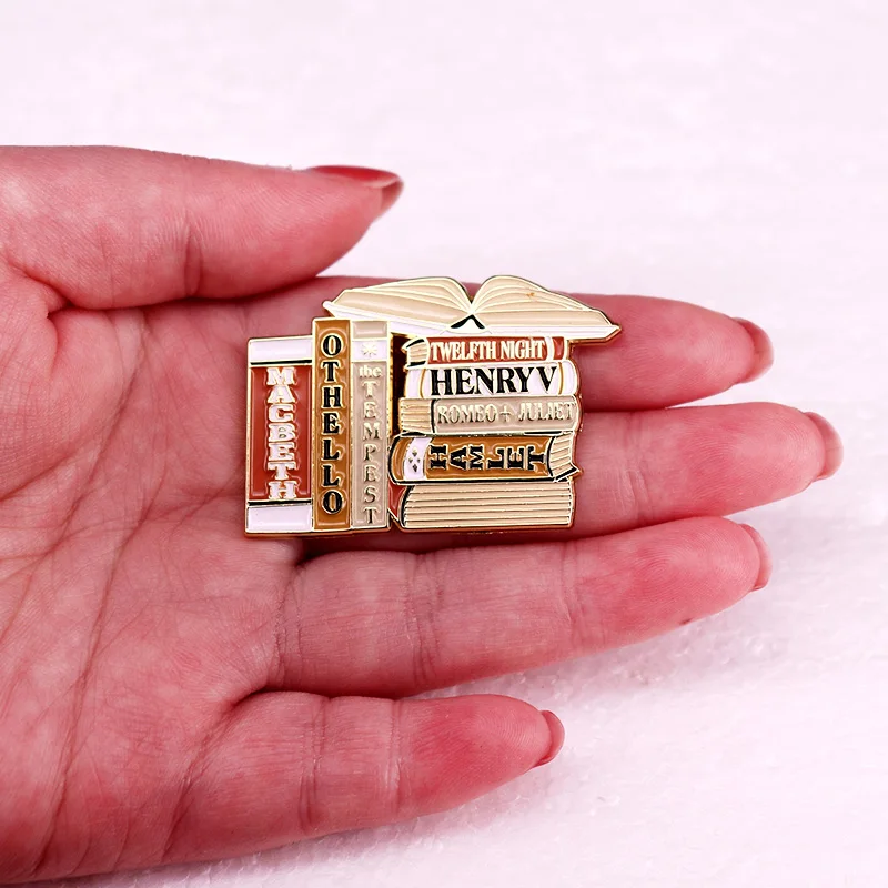 Брошь William Shakespeare Play Books