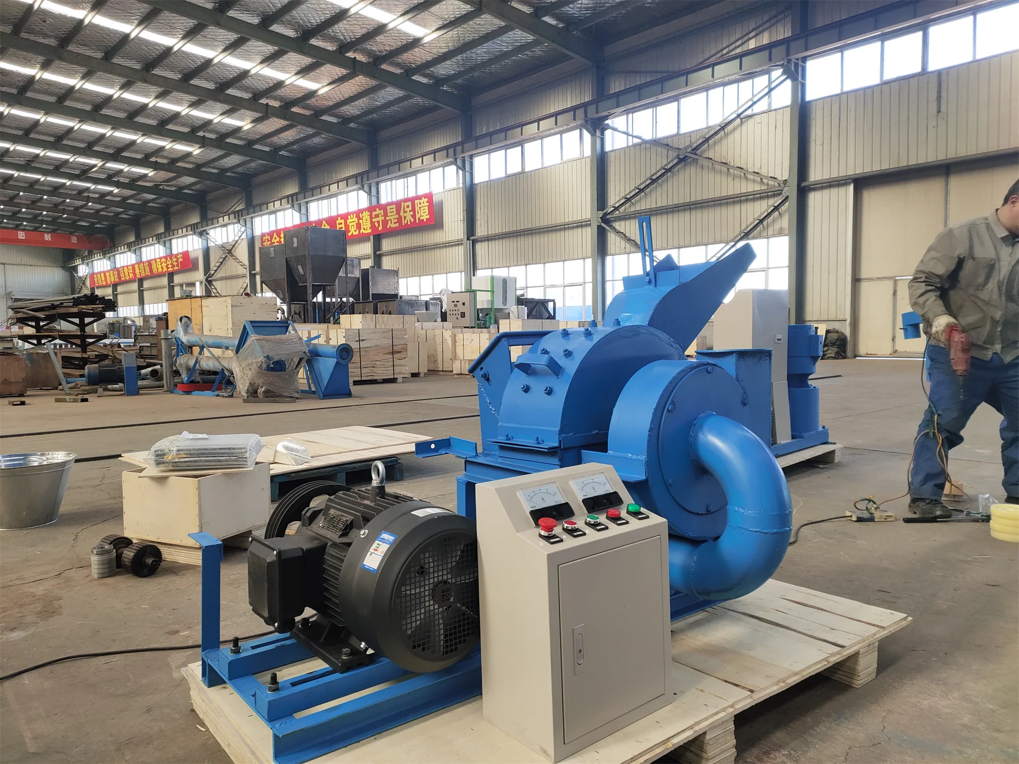 Заводская поставка Многофункциональная древесная стружка Солома Корм для