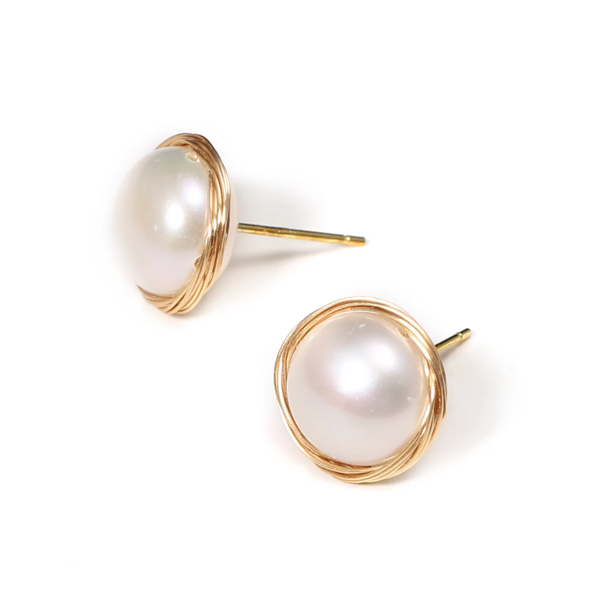 

Round Natural Freshwater Pearl Earrings Elegant White Mother Of Shell Pearl Stud Designer Earrings For Women Jewelry