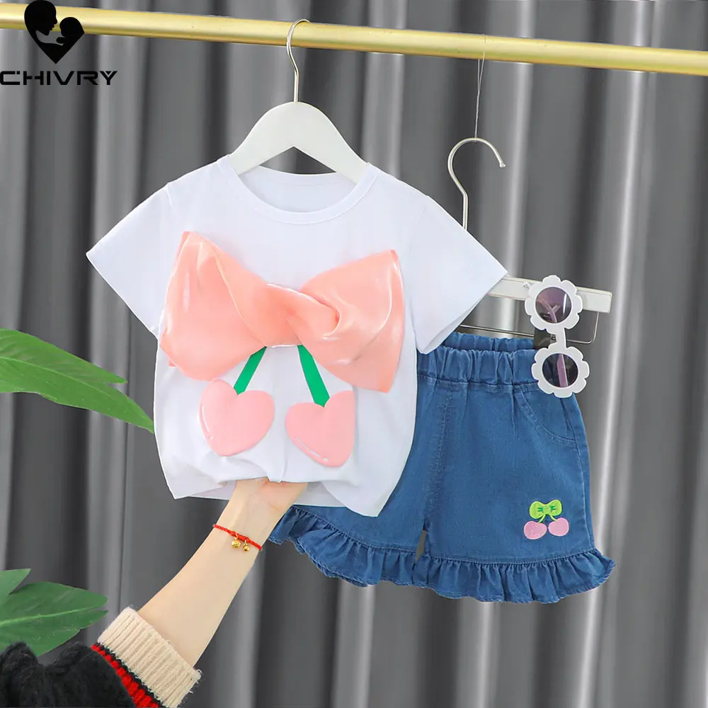 

Летняя одежда для девочек, костюм, новинка 2023, футболка с коротким рукавом и круглым вырезом для маленьких девочек с сердечками и бантом, топы и джинсовые шорты, комплекты детской одежды