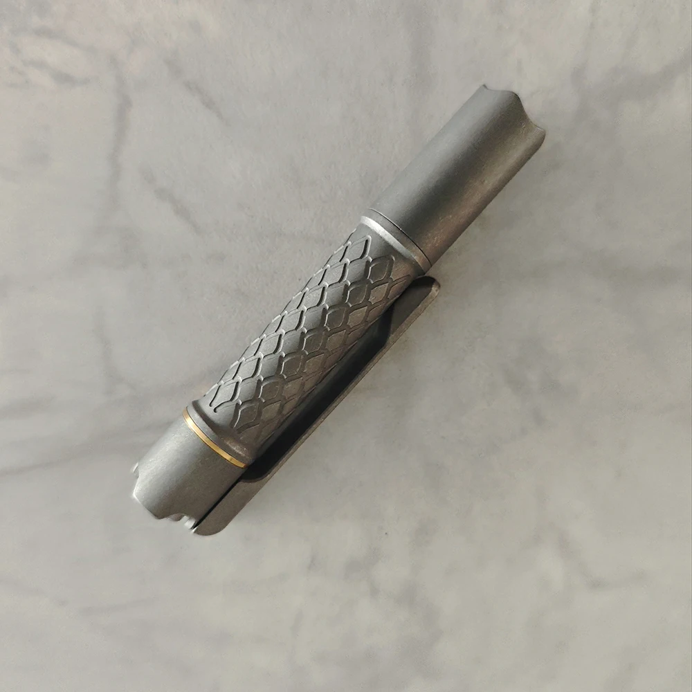 Портативный титановый фонарик EDC